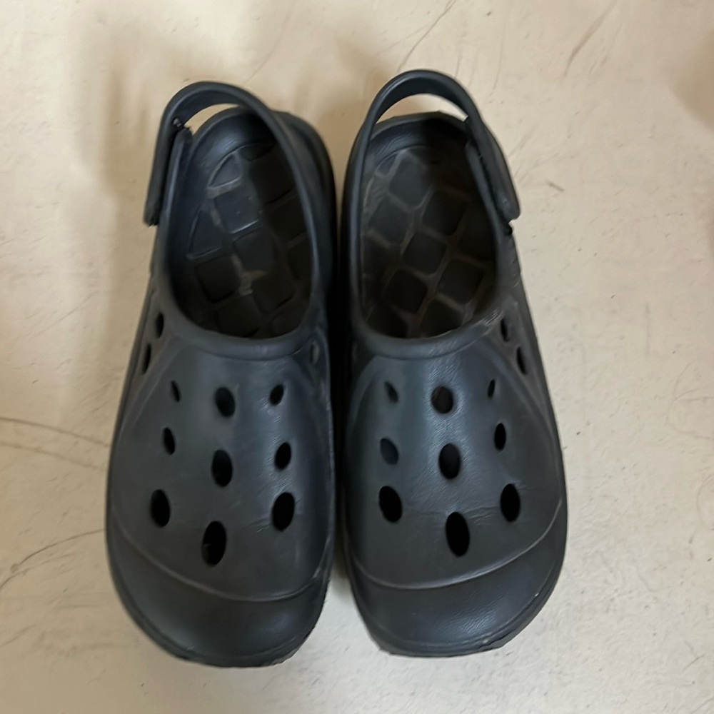 Boys black clogs size 2-3 non marking EUC